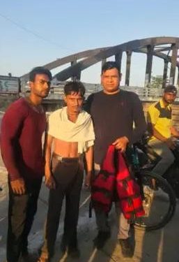 देखें वीडियो : अब तक सैकड़ो लोगों को गंगा में डूबने से बचा चुका है शारिक सिद्दीकी