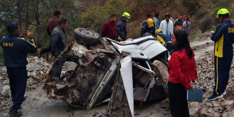 दुखद : यहां कार खाई में गिरी, तीन युवकों की दर्दनाक मौत