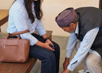 देखें वीडियो : युवती प्रधान वीरा रावत द्वारा बुजुर्ग से पांव पकड़कर माफी मांगने के बाद प्रधान हुई ट्रोल तो आया यह जवाब