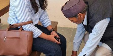 देखें वीडियो : युवती प्रधान वीरा रावत द्वारा बुजुर्ग से पांव पकड़कर माफी मांगने के बाद प्रधान हुई ट्रोल तो आया यह जवाब