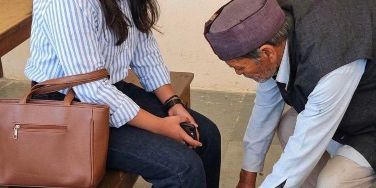 देखें वीडियो : युवती प्रधान वीरा रावत द्वारा बुजुर्ग से पांव पकड़कर माफी मांगने के बाद प्रधान हुई ट्रोल तो आया यह जवाब