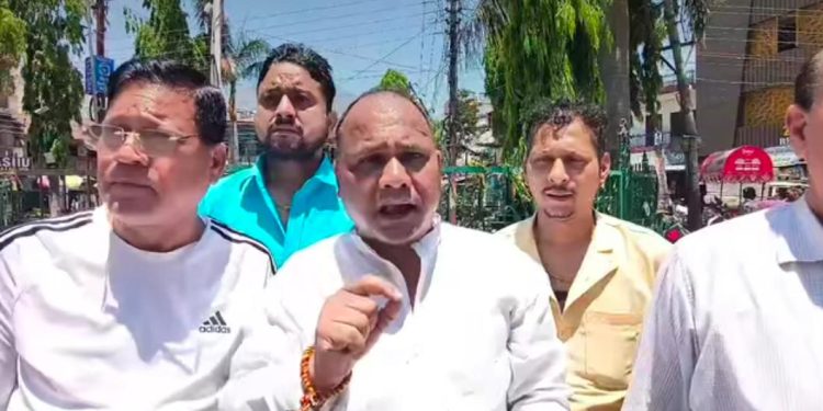 बड़ी खबर : श्रीनगर गढ़वाल में कांग्रेस का प्रदर्शन, केंद्र सरकार का फूंका पुतला