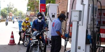 गजब : बाइक को 200 और कार को 500 रुपए का पेट्रोल देने के आदेश, किस ओर जा रहा है धाकड़ धामी का प्रदेश