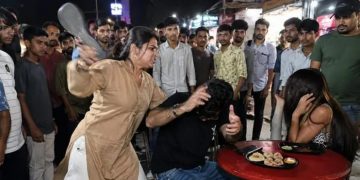 अवैध प्रेम प्रसंग : प्रेमिका संग मोमोज खा रहे पति को पत्नी ने रंगे हाथ पकड़ा, चप्पलों से की पिटाई