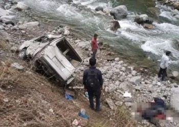 दुखद : यहां सुबह तड़के कार गिरी गहरी खाई में, तीन की मौत तीन गंभीर घायल