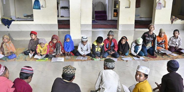 गजब : मदरसों में महाघोटाला, अचानक से 12 हजार छात्र गायब