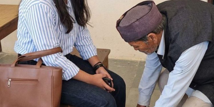 देखें वीडियो : युवती प्रधान वीरा रावत द्वारा बुजुर्ग से पांव पकड़कर माफी मांगने के बाद प्रधान हुई ट्रोल तो आया यह जवाब