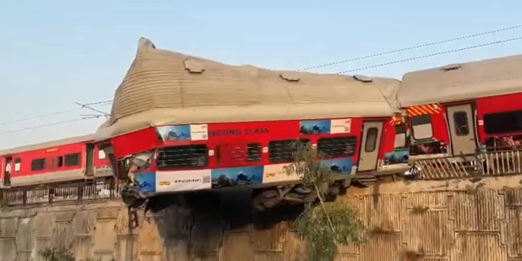 ब्रेकिंग : ऋषिकेश में ट्रेन के तीन डब्बे पटरी से उतरे