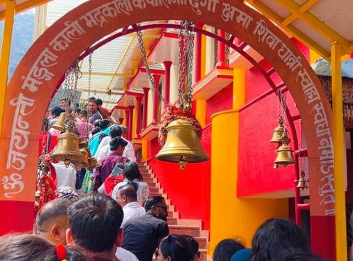 आस्था : धारी देवी मंदिर में आस्था का सैलाब, भीड़ प्रबंधन में जुटी पुलिस