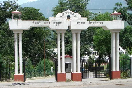 बड़ी खबर : हॉस्टल की छत पर छात्रों की पार्टी का वीडियो वायरल, सुरक्षा व्यवस्था पर उठे सवाल