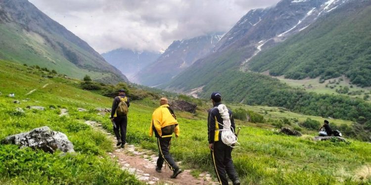 उत्तराखंड : दयारा बुग्याल के बाद अब फूलों की घाटी में सैलानी लापता, तलाश में जुटी SDRF