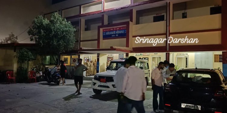 श्रीनगर : देर रात हाई वोल्टेज हंगामा, ओवरटेक को लेकर स्थानीय युवकों और राजस्थान के यात्रियों में मारपीट, 10 हिरासत में