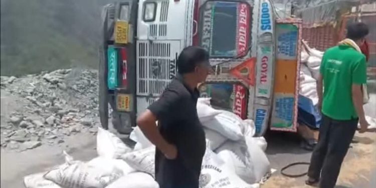 दुखद : ट्रक की चपेट में आने से डेढ़ साल की मासूम की दर्दनाक मौत