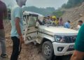दुखद : सड़क पर निर्माण कार्य के दौरान बोलेरो पर गिरा बोल्डर, एक की मौके पर मौत, दो घायल, SDRF ने कटर से काटकर निकाला