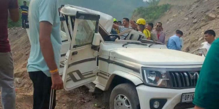 दुखद : सड़क पर निर्माण कार्य के दौरान बोलेरो पर गिरा बोल्डर, एक की मौके पर मौत, दो घायल, SDRF ने कटर से काटकर निकाला