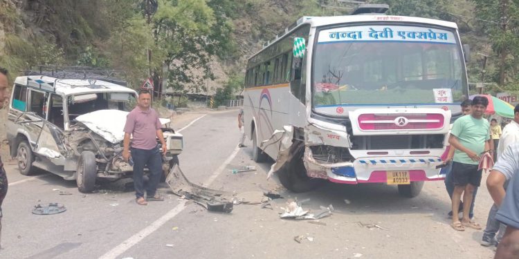हादसा : कीर्तिनगर के पास बस और टाटा सुमो की भिड़ंत 