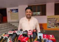 हरिद्वार : सहकारी भंडार चुनाव में बवाल, कैबिनेट मंत्री के चेले विकास तिवारी को लोगों ने दौड़ा-दौड़ा कर पीटा