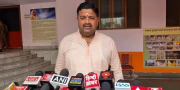हरिद्वार : सहकारी भंडार चुनाव में बवाल, कैबिनेट मंत्री के चेले विकास तिवारी को लोगों ने दौड़ा-दौड़ा कर पीटा