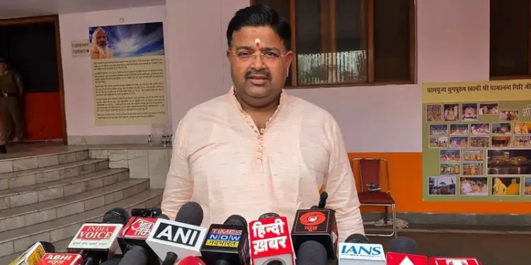 हरिद्वार : सहकारी भंडार चुनाव में बवाल, कैबिनेट मंत्री के चेले विकास तिवारी को लोगों ने दौड़ा-दौड़ा कर पीटा