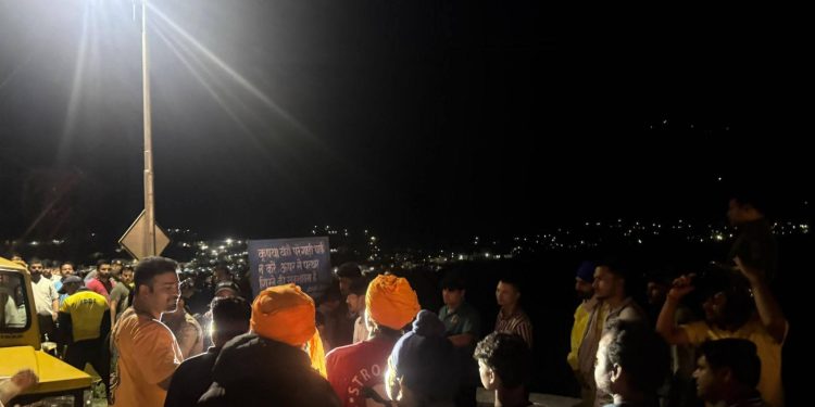 श्रीनगर : मालढैया के पास सड़क हादसा, साइकिल सवार खाई में गिरा