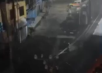 चमोली में बारिश का कहर: नारायणबगड़ की सड़कों और दुकानों में घुसा मलबा, कई वाहन क्षतिग्रस्त