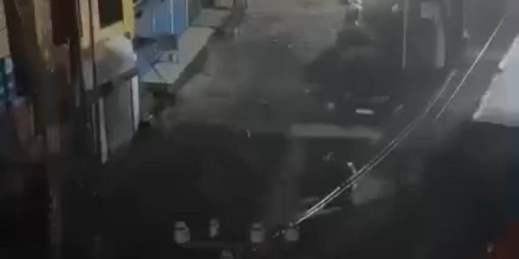चमोली में बारिश का कहर: नारायणबगड़ की सड़कों और दुकानों में घुसा मलबा, कई वाहन क्षतिग्रस्त