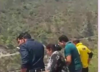 दुखद : देवप्रयाग में गंगा में समय कार, सर्च ऑपरेशन में जुटी पुलिस