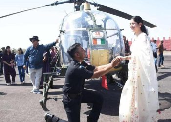 बड़ी खबर : पासिंग आउट परेड के बाद वर्दी में ही प्रेमिका को प्रपोज करना पड़ा सेना के जवान को महंगा, अब होगी कार्यवाही