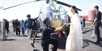 बड़ी खबर : पासिंग आउट परेड के बाद वर्दी में ही प्रेमिका को प्रपोज करना पड़ा सेना के जवान को महंगा, अब होगी कार्यवाही