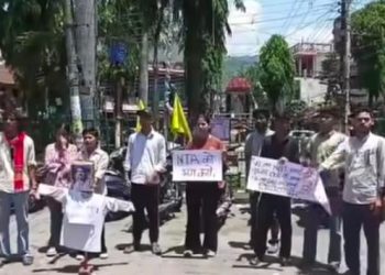 आक्रोश : श्रीनगर में भी ”कॉकरोचों” का प्रदर्शन, एनटीए को भंग करने और शिक्षा मंत्री के इस्तीफे की मांग