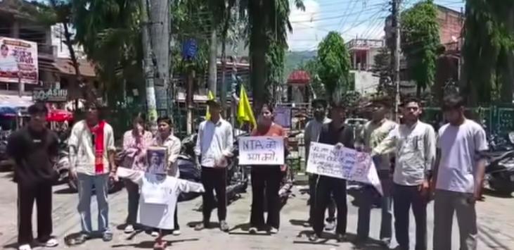 आक्रोश : श्रीनगर में भी ”कॉकरोचों” का प्रदर्शन, एनटीए को भंग करने और शिक्षा मंत्री के इस्तीफे की मांग