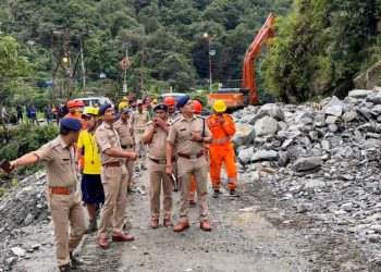 ब्रेकिंग : केदारनाथ पैदल रास्ता भूस्खलन से बंद, गौरीकुंड के पास फंसे यात्री, राहत कार्य जारी