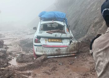 पौड़ी : सतपुली-गुमखाल हाईवे पर हादसा टला, पहाड़ी से गिरा पत्थर, कार सवार पांच लोग बाल बाल बचे