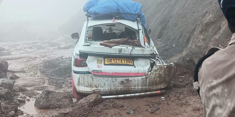 पौड़ी : सतपुली-गुमखाल हाईवे पर हादसा टला, पहाड़ी से गिरा पत्थर, कार सवार पांच लोग बाल बाल बचे