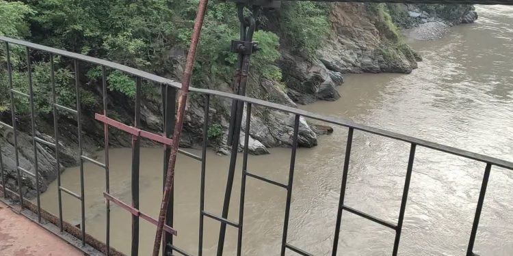 रुद्रप्रयाग : रामपुर पुल से बुजुर्ग आदमी ने लगाई नदी में छलांग, लापता