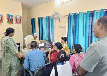 संकट : “बिल भरो, बिजली नहीं” श्रीनगर के केदार मोहल्ले में 4 दिन से अंधेरा, पार्षद ने किया विभाग का घेराव