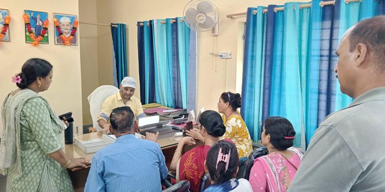 संकट : “बिल भरो, बिजली नहीं” श्रीनगर के केदार मोहल्ले में 4 दिन से अंधेरा, पार्षद ने किया विभाग का घेराव