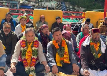 बद्रीनाथ : चंदे की चोरी के विरोध में कांग्रेस विधायक लखपत सिंह बुटोला का मौन उपवास
