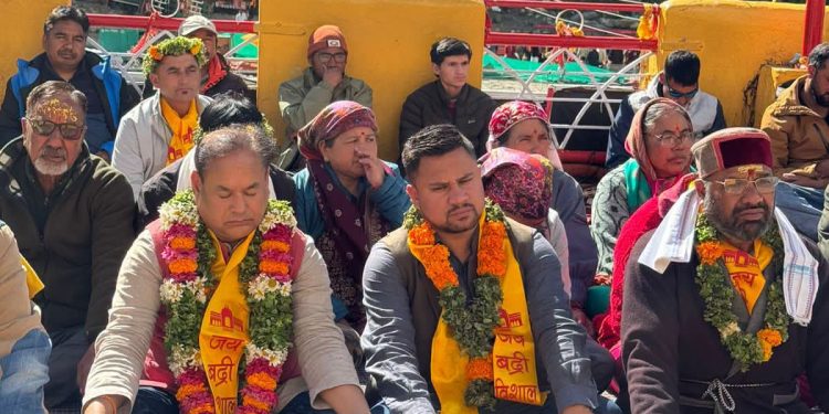 बद्रीनाथ : चंदे की चोरी के विरोध में कांग्रेस विधायक लखपत सिंह बुटोला का मौन उपवास