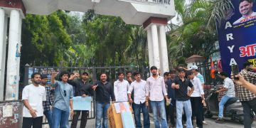 आक्रोश : श्रीनगर गढ़वाल: पेपर लीक से नाराज छात्रों ने किया प्रदर्शन, केंद्रीय शिक्षा मंत्री का पुतला दहन कर मांगा इस्तीफा