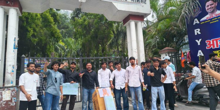 आक्रोश : श्रीनगर गढ़वाल: पेपर लीक से नाराज छात्रों ने किया प्रदर्शन, केंद्रीय शिक्षा मंत्री का पुतला दहन कर मांगा इस्तीफा