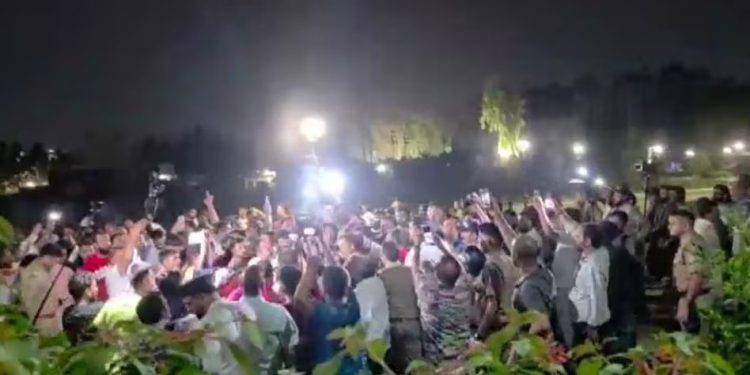 देहरादून : राहुल गांधी के छात्र संवाद पर अड़ा पेंच, परेड ग्राउंड में देर रात पुलिस-कांग्रेस आमने सामने