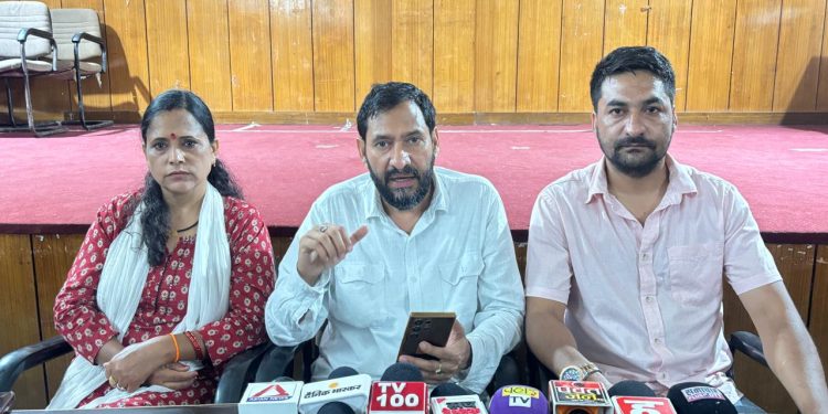 ब्रेकिंग : होम-स्टे पंजीकरण में रिश्वतखोरी पर राष्ट्रवादी रीजनल पार्टी का हल्ला बोल, दो अफसरों पर गंभीर आरोप