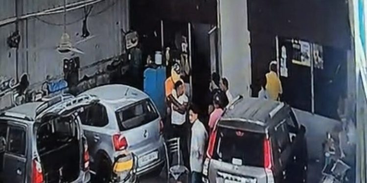 देहरादून : कार वर्कशॉप में घुसकर मारपीट, तोड़फोड़ और जान से मारने की धमकी, एक महिला सहित 6 पर मुकदमा दर्ज