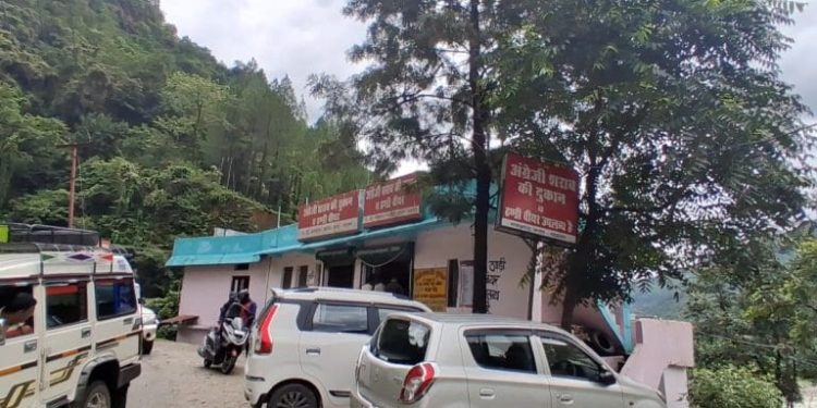 रुद्रप्रयाग : काकड़ागाढ़ शराब दुकान में मनमानी चरम पर, ओवररेटिंग की शिकायतों के बावजूद आबकारी विभाग बना मूकदर्शक