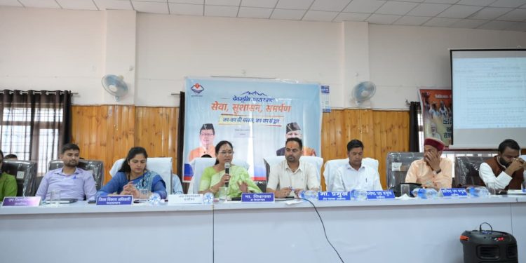 रुद्रप्रयाग : ऊखीमठ बीडीसी बैठक में अधिकारियों की लापरवाही पर भड़के जनप्रतिनिधि, फोन चलाने पर मिली फटकार