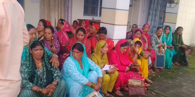 बड़ी खबर : 8 साल से लटका है तोणीडाली-काकड़ा गाड़ मोटर मार्ग, आक्रोशित ग्रामीणों ने किया पीडब्ल्यूडी ऊखीमठ का घेराव