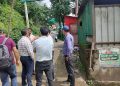 गुप्तकाशी : सफाई व्यवस्था ध्वस्त, क्षेत्र पंचायत सदस्य ने खुद उठाई झाड़ू, फोन नहीं उठे तो खुद निकले नालियां साफ करने
