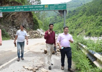 रूद्रप्रयाग : सिल्ली में भूस्खलन से सहमा NH-107, DM विशाल मिश्रा ने लिया जायजा, यात्रियों की सुरक्षा के लिए प्रशासन अलर्ट