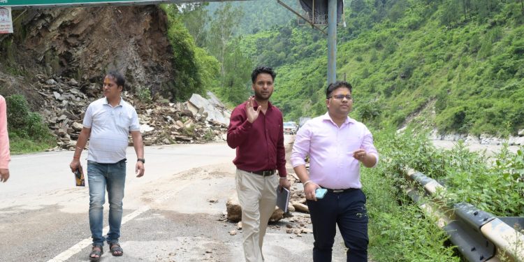 रूद्रप्रयाग : सिल्ली में भूस्खलन से सहमा NH-107, DM विशाल मिश्रा ने लिया जायजा, यात्रियों की सुरक्षा के लिए प्रशासन अलर्ट